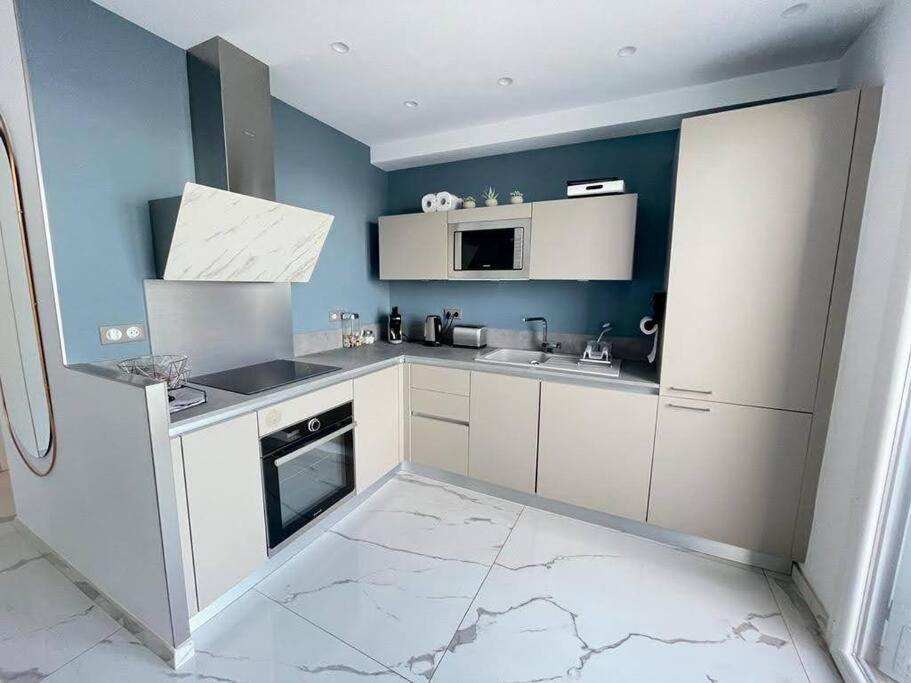 Beach Front, Superbe Appartement Pour 4 Personnes Nice Exteriör bild